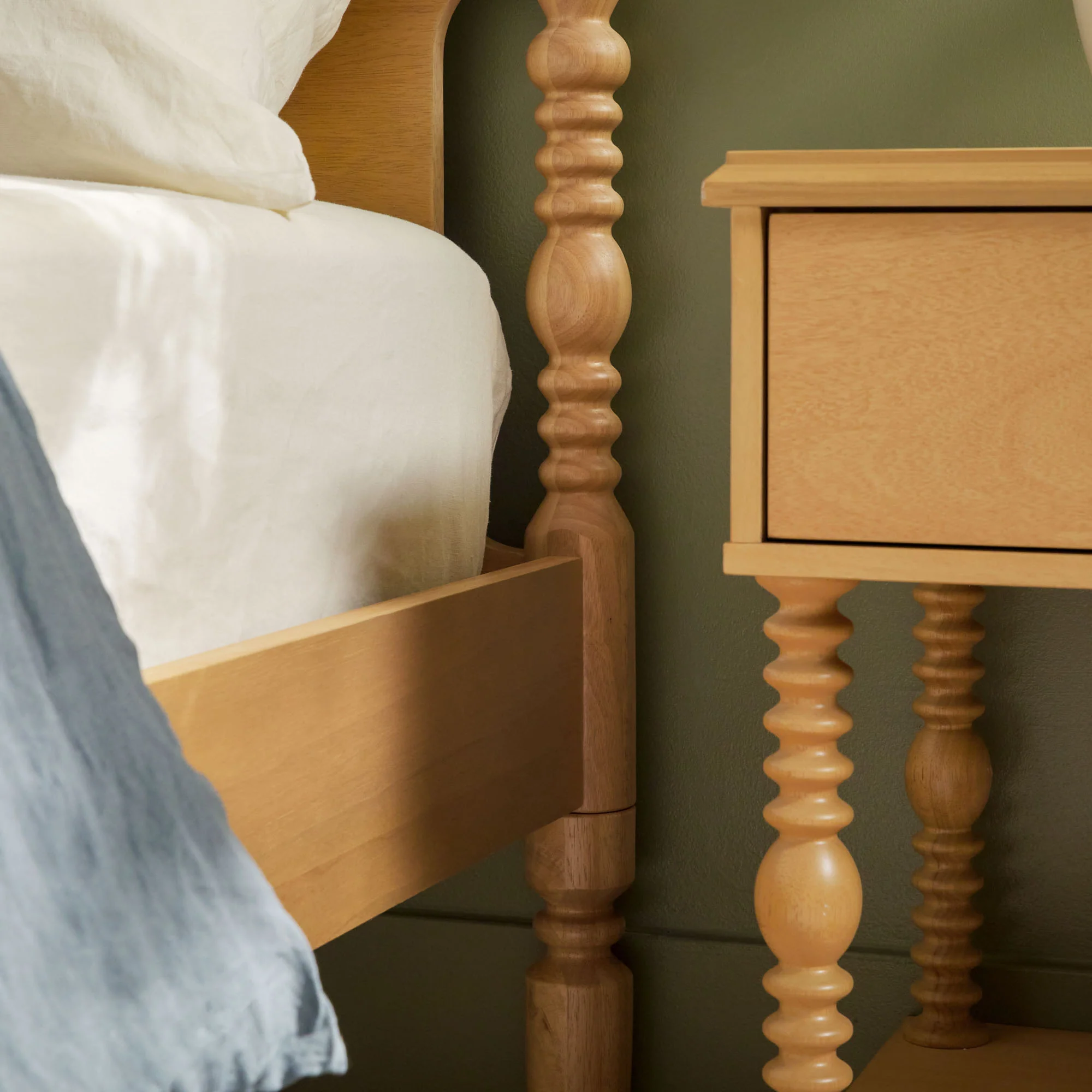 Traditional Vivienne Easy Assembly Solid Wood Bed - Image 29
