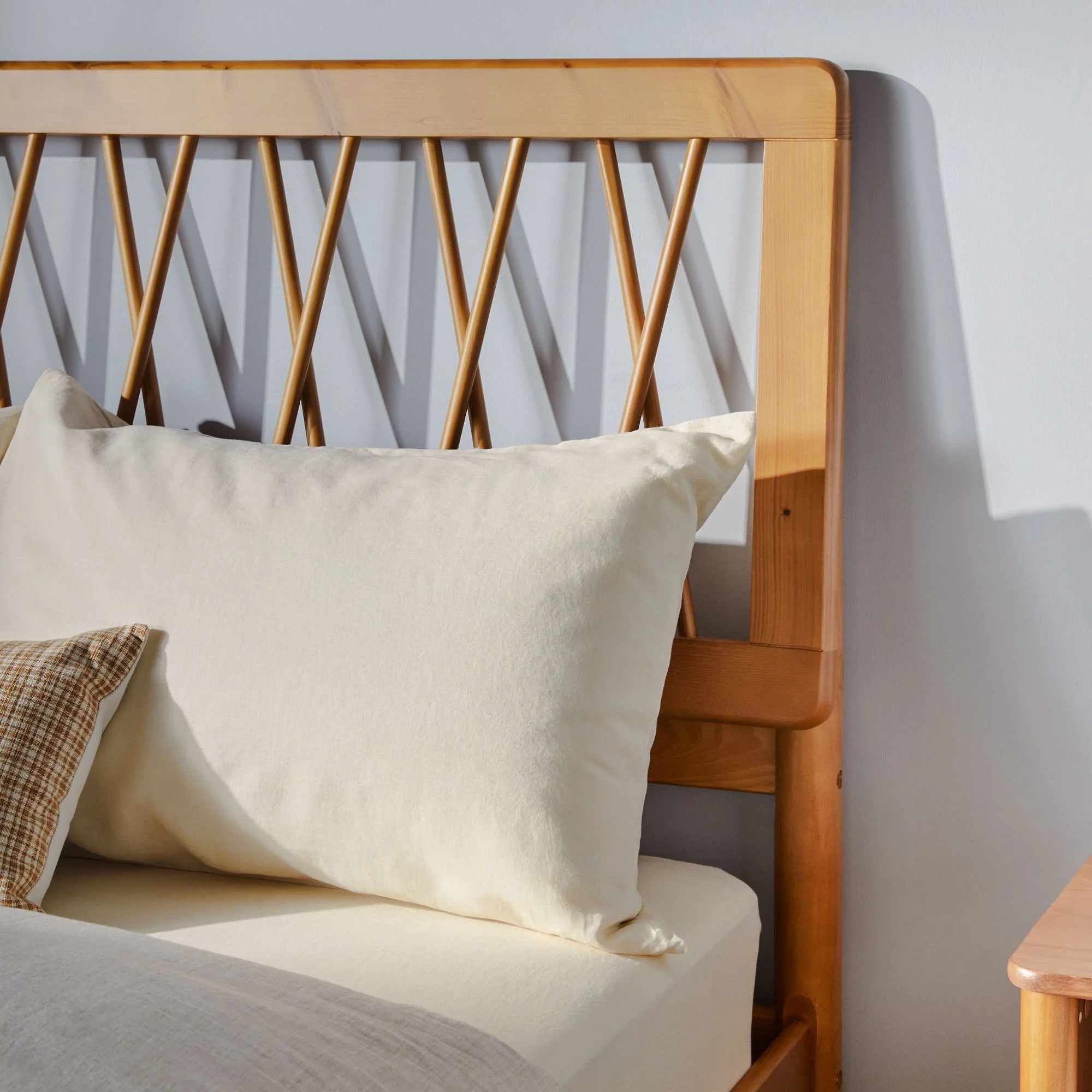 Cama X Spindle Mid-Century Modern Solid Wood Bed - Image 4